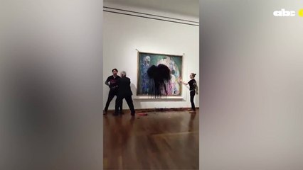 Activistas arrojan petróleo sobre un cuadro de Klimt en un museo de Viena