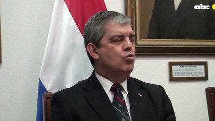 Muy feliz, el entonces Ministro de Educación cartista Enrique Riera agradecía por el convenio con la Unión Europea.