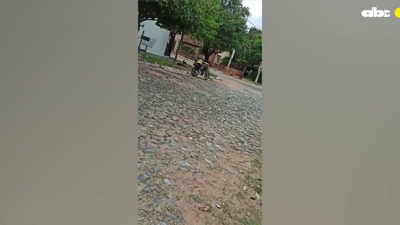 Robo frustrado un ladrón “obediente” deja de lado una moto al ver que lo filmaban