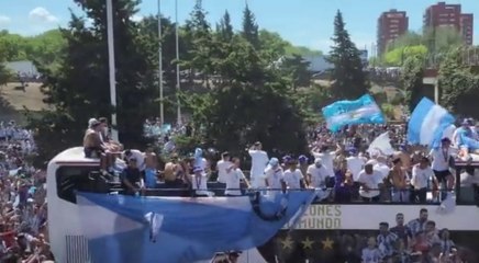 Hinchas Se Tiran Al Bus De La Selección Argentina Campeones Del Mundo Y Uno De Ellos Cae Al Asfalto