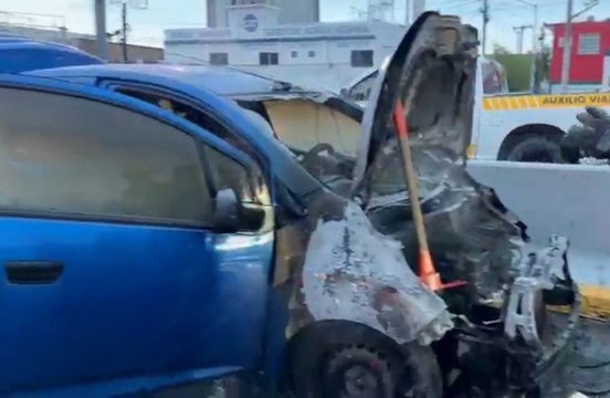 VIDEO | Incendio de auto paraliza la avenida Gonzalitos de Monterrey