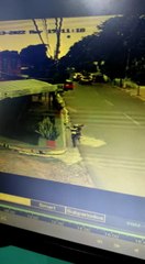 Video: motociclista se lleva el teléfono de un local de comidas