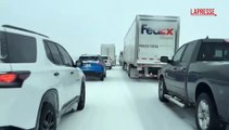 Usa, tempesta di neve nel Missouri: auto bloccate e camion rovesciati sulla Interstate 70