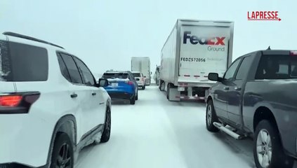 Usa, tempesta di neve nel Missouri: auto bloccate e camion rovesciati sulla Interstate 70