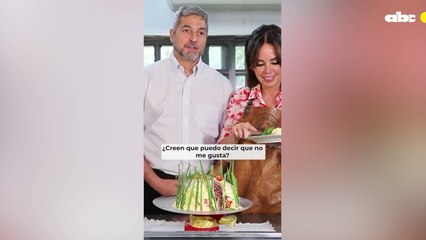 Marito Abdo probando el plato navideño preparado por Silvana