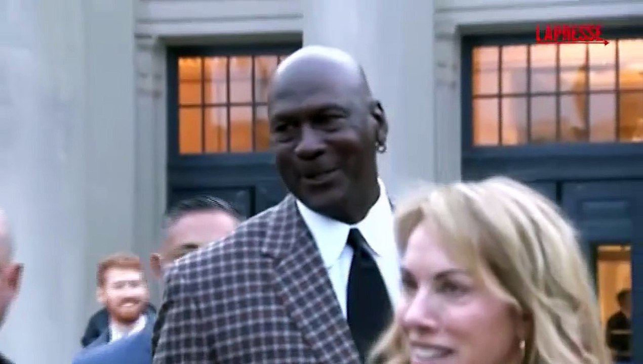 Michael Jordan accusa di monopolio la NASCAR: l'arrivo in tribunale del campione