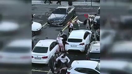 Birbirlerine girdiler: Adliye önü savaş alanına döndü!