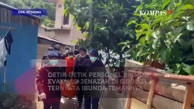 Mengharukan, Detik-Detik Brimob Evakuasi Jenazah Korban Banjir Sibolga, Ternyata Ibunda Temannya