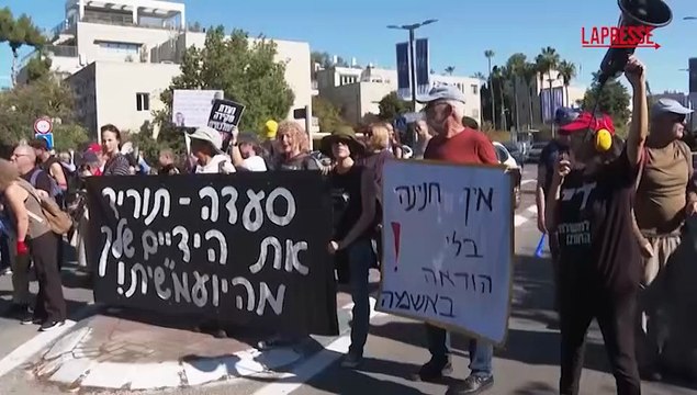 Israele, manifestanti davanti alla residenza di Herzog: Non alla grazia a Netanyahu