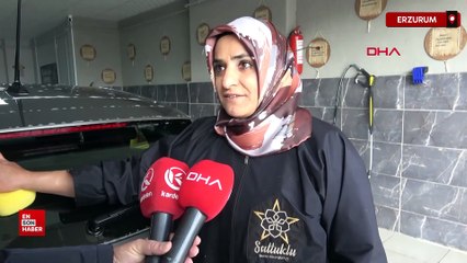 Erzurum’da emekli öğretmenden kadın eliyle oto yıkama