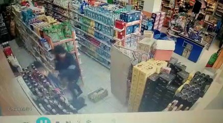 Dos delincuentes asaltan local comercial en San Antonio