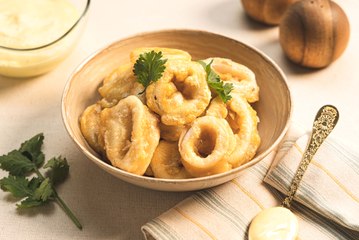 Calamares rebozados con alioli de mango