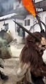 Les Krampus déferlent dans les Alpes : le rituel terrifiant qui annonce Noël