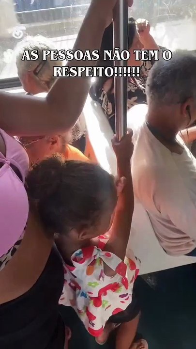 Passageira reclama por criança ficar em pé no trem e é detonada nas redes socias: 'Prioridade é trabalhador cansado'