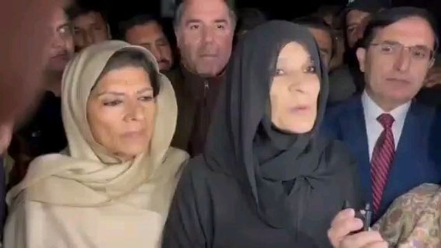 عمران خان نے حکم دیا ہے کہ سلمان اکرم راجہ اور حامد خان جو بھی امیدوار فائنل کریں تحریک انصاف متحد ہو کر حمایت کرے ۔ عظمیٰ خان