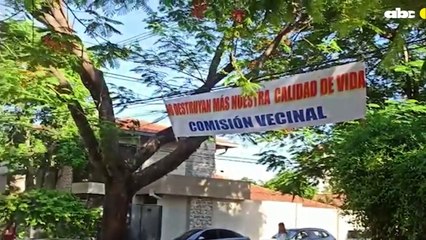 Comisión vecinal coloca pasacalles a propietario de casa abandonada