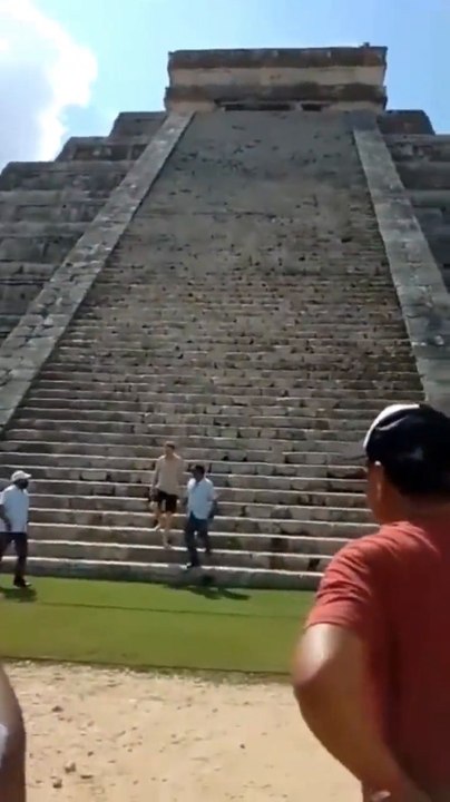 Turista polaco sube al Castillo de Chichén Itzá en México y lo “castigan”