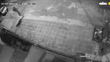 Imágenes muestran a un joven indígena ingresar a una casa de las Mercedes a robar