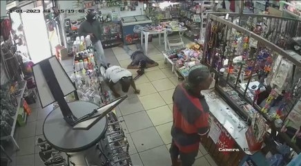 Clientes Quedaron En El Piso Mientras Se Perpetraba El Asalto