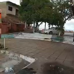 Vecinos filman a "loco al volante" atropellando el mirador de Itá Pytã Punta.