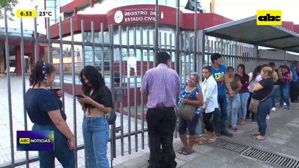 Largas filas frente al Registro Civil