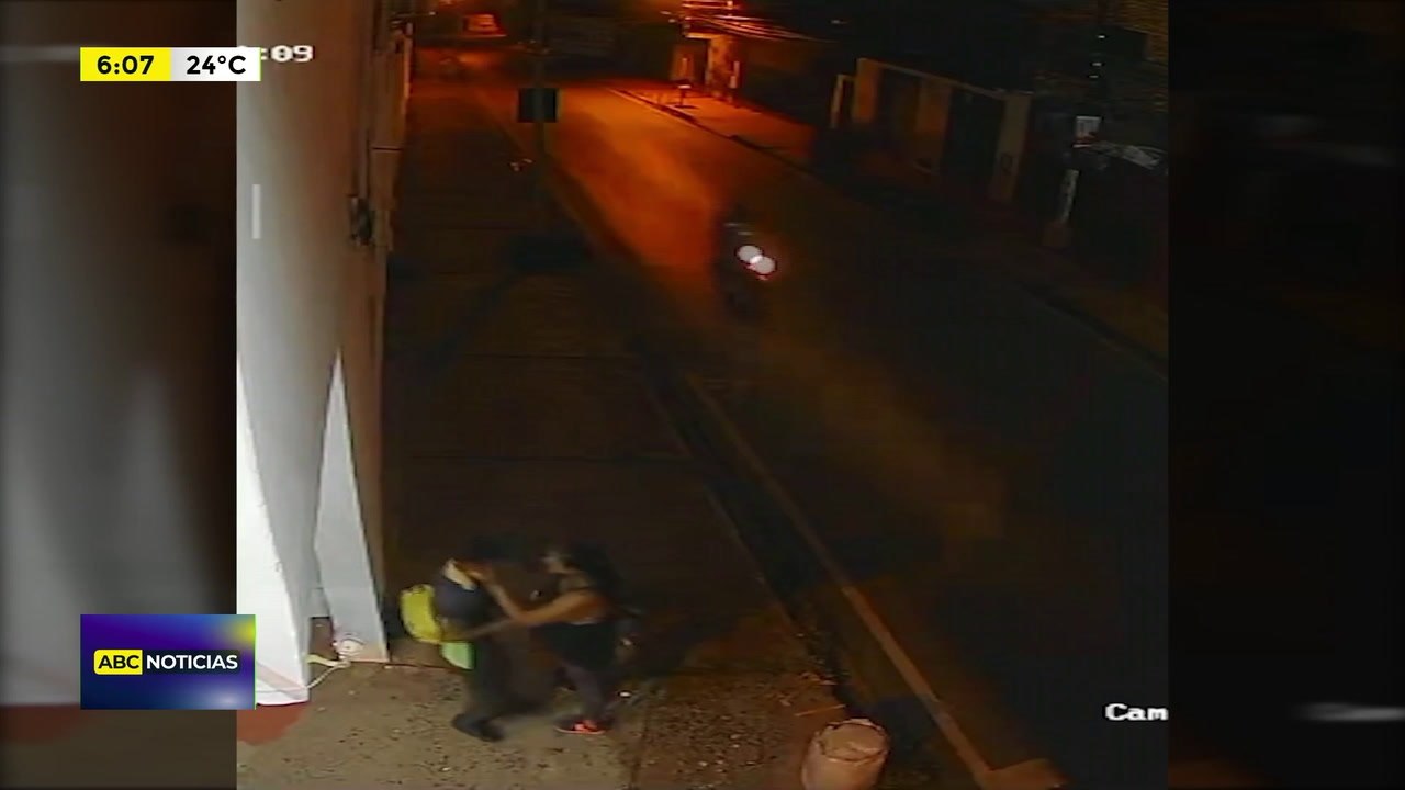 Pareja fue detenida tras asalto a una mujer