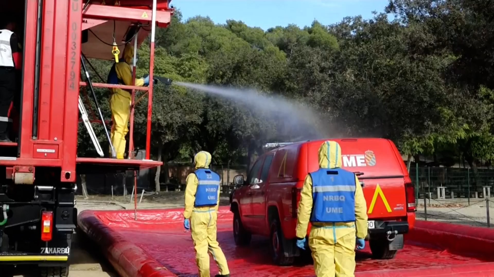 Barcelona ha movilizado un amplio dispositivo de la Unidad Militar de Emergencias (UME) con el objetivo de frenar la propagaci�n de un brote de peste porcina que afecta la 'zona cero' del parque de Collserola. M�s de 150 militares de la UME se han desplegado este martes para rastrear sobre el terreno en b�squeda de jabal�es muertos. La coordinaci�n de esta emergencia se lleva a cabo desde el centro de mando de Torreferrussa, en Santa Perp�tua de Mogoda (Barcelona).
El delegado del Gobierno en Catalu�a, Carlos Prieto, destac� la celeridad de la respuesta militar, se�alando que los efectivos se han movilizado en "tiempo expr�s" despu�s de que la Generalitat solicitara apoyo. Inicialmente, la previsi�n era de 75 efectivos, pero la cifra aument� a 117 y actualmente supera los 150 militares especializados. A este contingente se suman 75 agentes de la Guardia Civil, dedicados a establecer puntos de control est�ticos.
La misi�n principal es evitar que este pat�geno, altamente resistente, se extienda m�s all� del per�metro afectado. Para lograrlo, se han establecido zonas de seguridad rigurosas. Prieto ha insistido en que "Es important�simo que sean per�metros seguros", en referencia al cierre de acceso al espacio natural de Collserola, abarcando un primer radio de seis kil�metros y uno secundario de veinte kil�metros.
Seg�n el teniente coronel Joaqu�n N��ez, coordinador de los medios militares de la UME, el rastreo se realiza por cuadr�culas. Los miembros de la UME ya est�n desplegados &mdash;actualmente en unos veinte equipos, una cifra que podr�a variar&mdash; para rastrear "minuciosamente" el per�metro en b�squeda de jabal�es muertos. Esta labor se lleva a cabo durante el d�a en equipos mixtos, colaborando directamente con los Agentes Rurales. Por la noche, la UME activar� su unidad de drones equipados con infrarrojos para localizar a los animales.
Una vez hallados, el protocolo exige extraerlos de forma segura, transportar las muestras para el an�lisis y su posterior destrucci�n.
La resistencia del pat�geno exige medidas extremas de bioseguridad. Por ello, el dispositivo ha establecido estaciones de descontaminaci�n. Estas estaciones garantizan que los veh�culos y las personas que abandonan la zona cero no transporten el pat�geno en lugares como las ruedas o la suela de los zapatos, lo que podr�a facilitar su expansi�n.