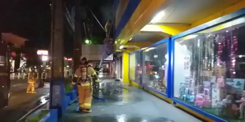 Bomberos trabajan para controlar incendio en local comercial de Luque