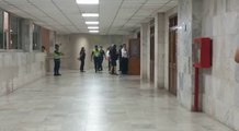 Momento En El Que El Cuerpo Del Fallecido Es Trasladado Al Salón Auditorio Del Primer Piso Del Palacio De Justicia