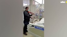 Con música paraguaya despide a su papá enfermo