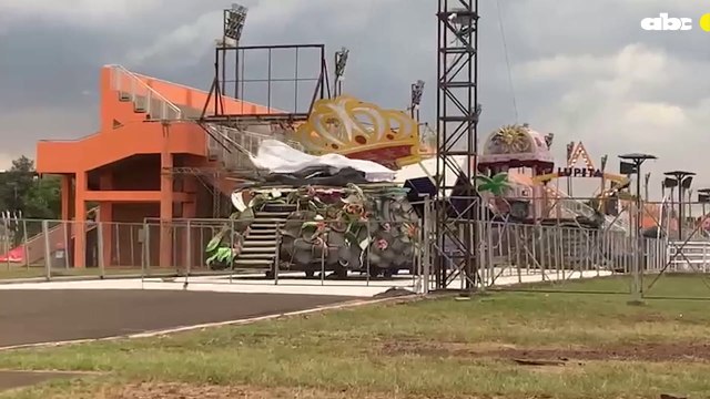 Temporal de ayer daño carros destaques de un Club que participa del Carnaval Encarnaceno.