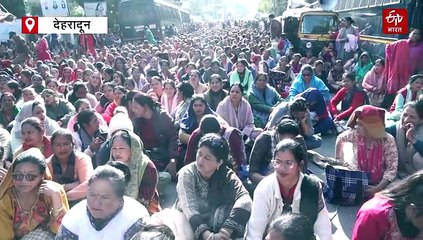 मानदेय वृद्धि और पेंशन की मांग को लेकर सड़कों पर उतरी आंगनबाड़ी कार्यकत्रियां, सचिवालय कूच किया