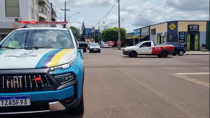 Fiat Strada e Celta batem no cruzamento das ruas Cuiabá e Paraguai