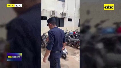 Sacó varios objetos de un taller mecánico