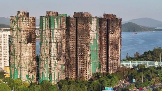 Trece detenidos por el peor incendio en décadas en Hong Kong, que dejó 151 muertos