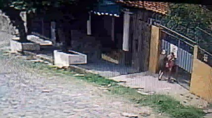 Captan el momento del robo a una mujer