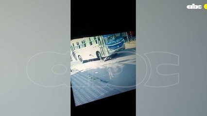 Motociclista muere tras ser arrollado por un colectivo