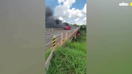 Camión cisterna vuelva sobre puente del río Jejuí y se incendia