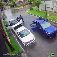 VIDEO: Seis ladrones atacan a un conductor y le disparan para robarle el coche en Argentina