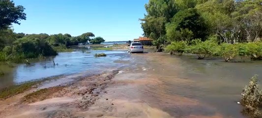 Auto Cruza Un Sector Inundado En Misiones