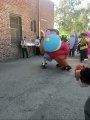 Brutal pelea entre muñecos en una fiesta infantil: Señor Cara de Papa, Calamardo y Mike Wazowski a los golpes