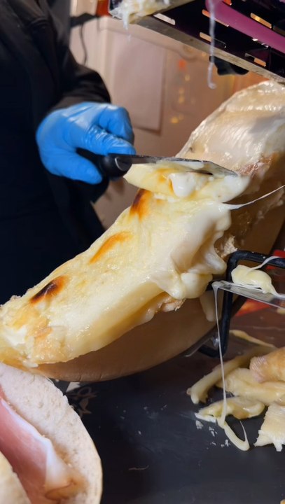 Marché de Noël de Colmar 😱✨Baguette raclette, burger au munster, saucisson, bretzel ou encore choucroute alsacienne au späetzle !Du fromage foisonnant… et des zamis… quoi de mieux ? 😍🧀✨Je dois faire quel marché de Noël maintenant ? 👀🎄