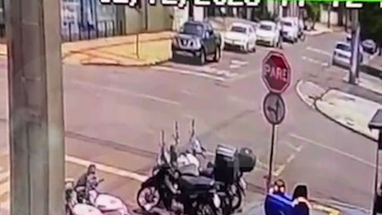 Vídeo mostra carro avançando preferencial em colisão nas Ruas Cuiabá e Paraguai