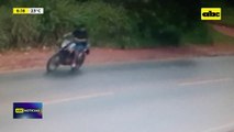 Video: se hizo pasar por cliente y robó una moto