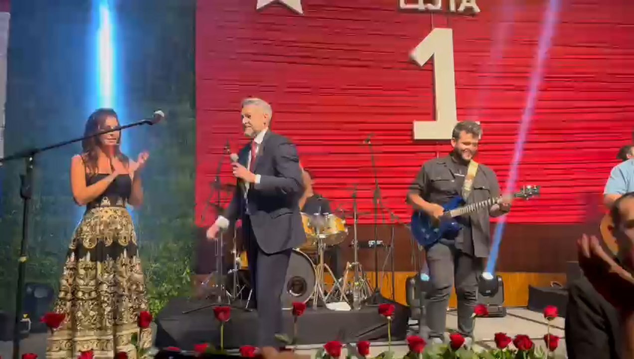 Mario Abdo Benítez se emociona cantando