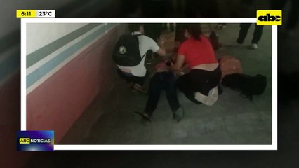 Joven cae de ómnibus y sufre lesiones
