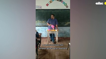 Profesor se hace viral por ingeniarse para enseñar entre precariedades
