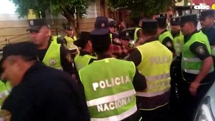 Mujer detenida en incidentes durante la manifestación contra el estacionamiento tarifado.