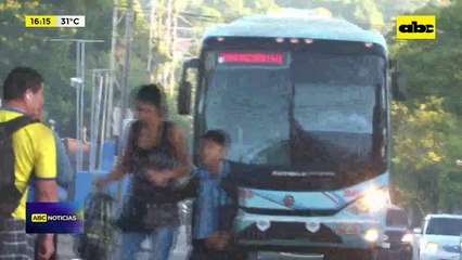 Video: Pasajeros siguen sufriendo la falta de buses