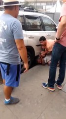 Compatriota Reduciendo A Un Presunto Tortolero En Perú